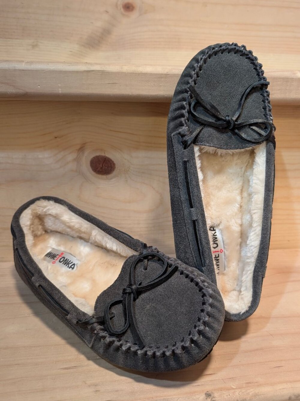Minnetonka Cally Women's 9 Gray Suede Leather Shearling Lined Moccasin Slippers